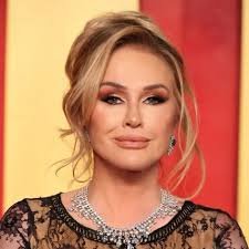 Kathy Hilton: The Glamorous Matriarch, The Businesswoman, and the Icon We Can’t Stop Watching kathy hilton